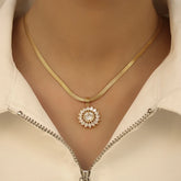 Fashionable Sunflower Pendant Necklace Adorned with Rhinestones,