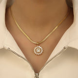 Fashionable Sunflower Pendant Necklace Adorned with Rhinestones,